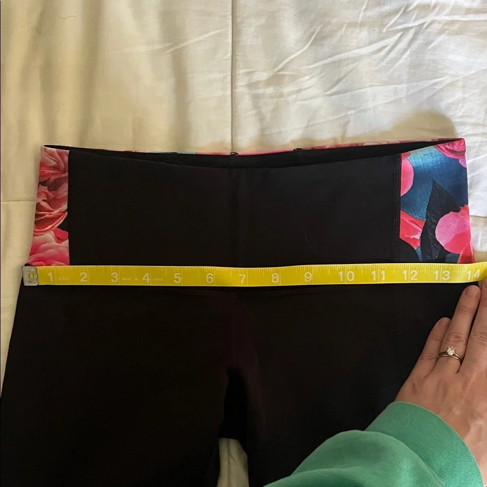 Lululemon Capri Black Floral Print Mid Rise Legging Size 6 - Picture 6 of 9